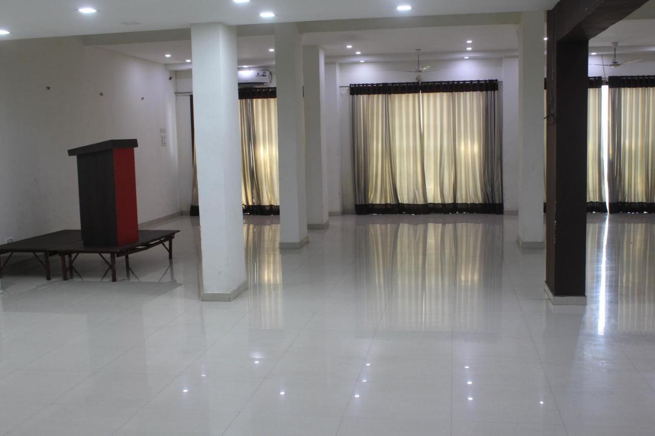 Hotel Ambica Daman Bagian luar foto