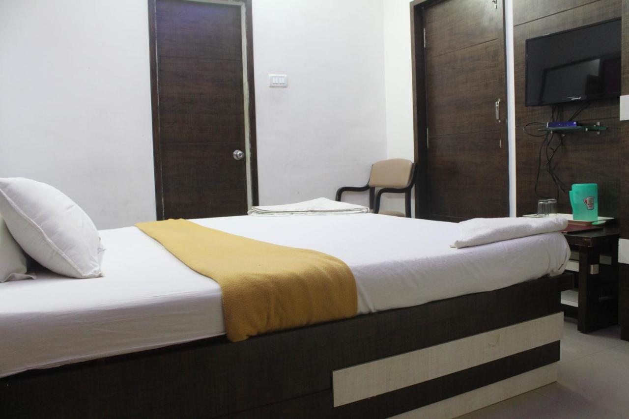 Hotel Ambica Daman Bagian luar foto